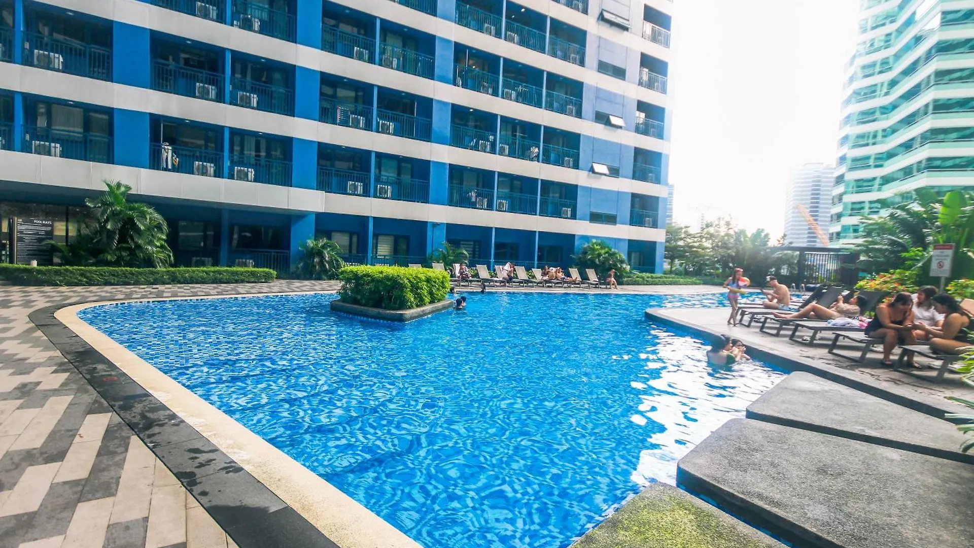 Canvas & Petals Blossoming Art Penthouse Gym Swim Park 5716 Manila Apartment