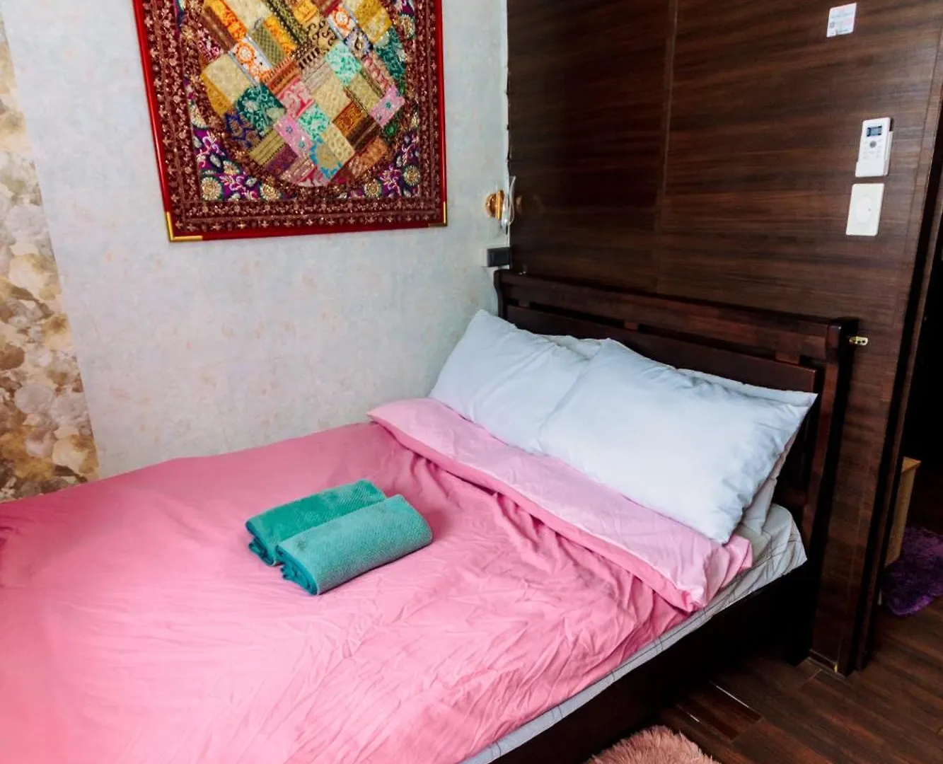 Apartment Canvas & Petals Blossoming Art Penthouse Gym Swim Park 5716 Manila Philippines