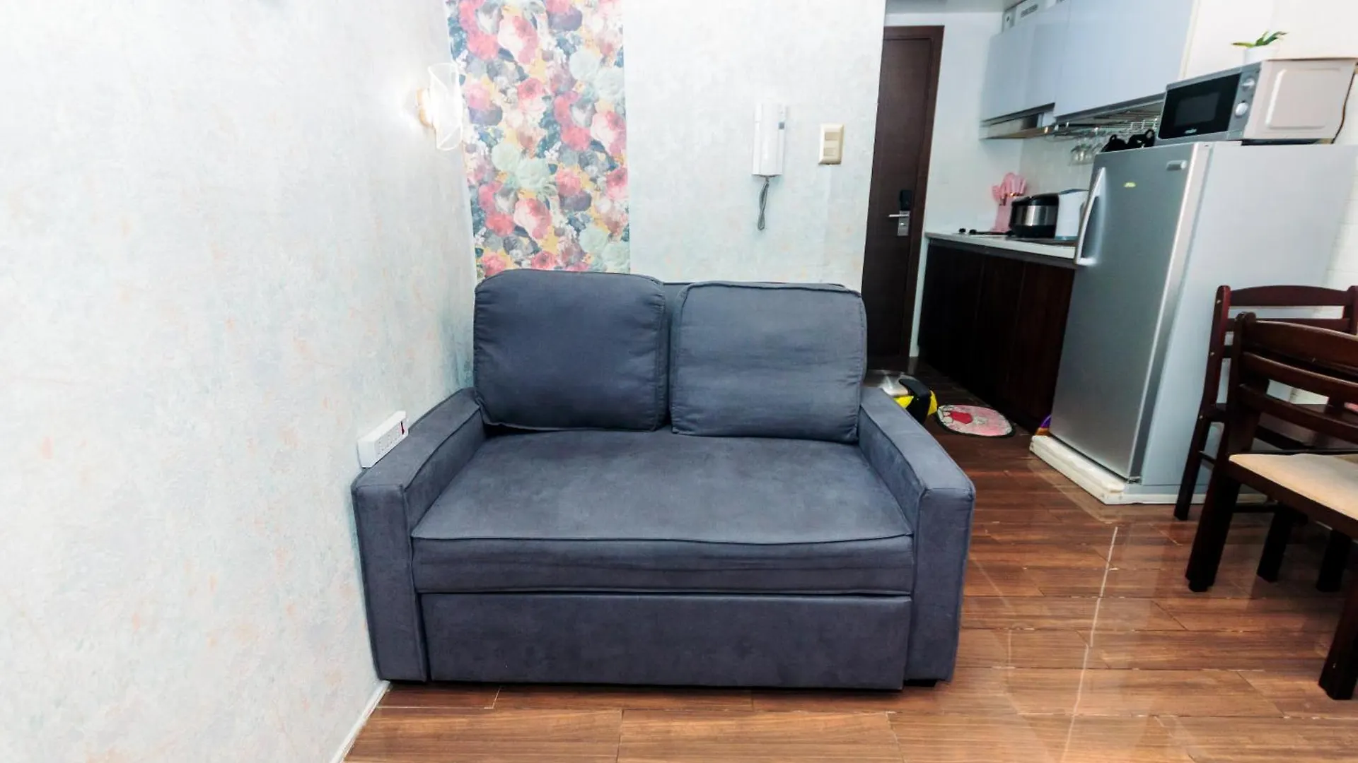 Canvas & Petals Blossoming Art Penthouse Gym Swim Park 5716 Manila Apartment