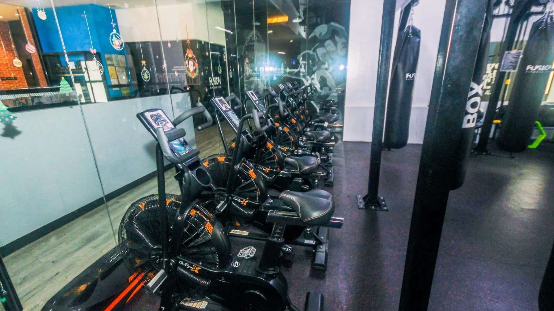 Canvas & Petals Blossoming Art Penthouse Gym Swim Park 5716 Manila Apartment